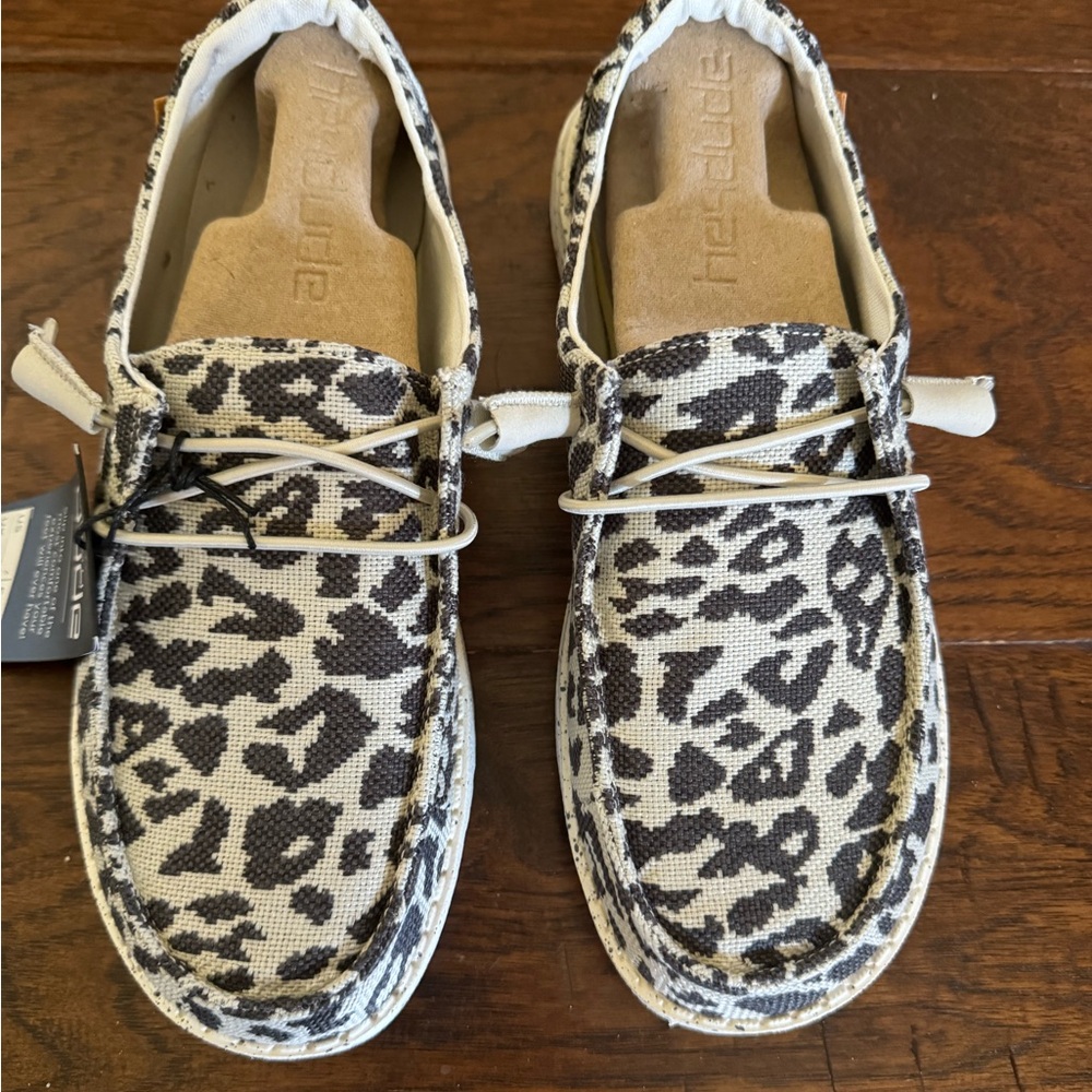 NIB Women’s hey dude woven cheetah print.